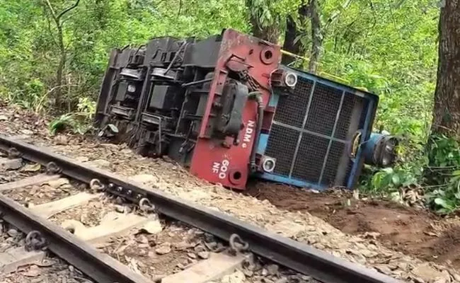 Darjeeling toy train's engine derail, crew safe