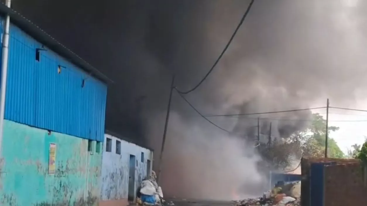 Massive fire at tyre warehouse in Dhapa near Basanti highway, smoke covers area