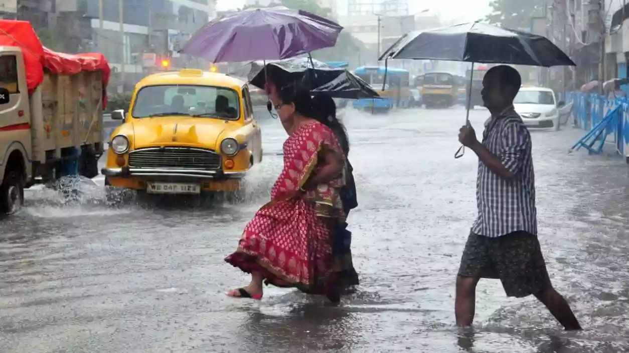 Kolkata and Bengal brace for heavy rainfall from Sunday, temperature set to drop by 6°C | Watch