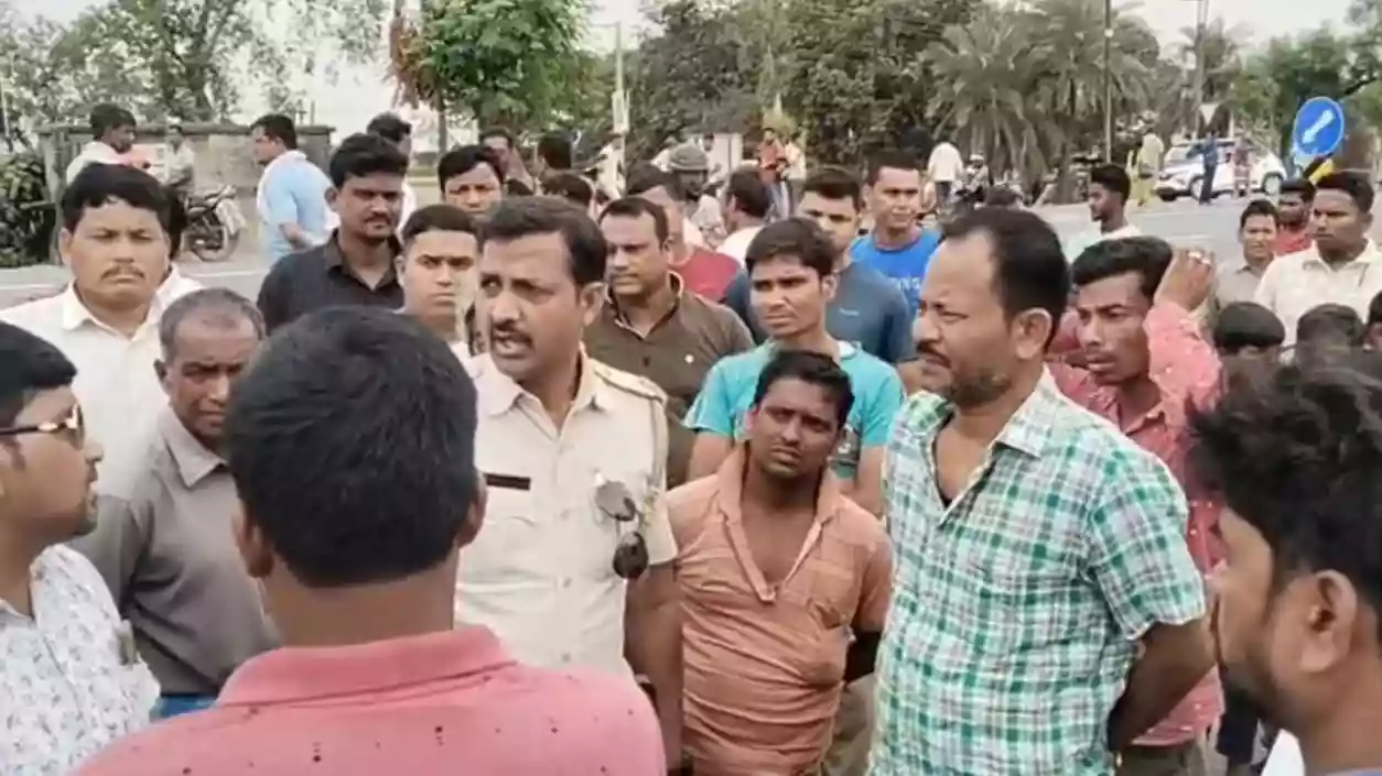 Locals block NH12 in Old Malda demanding reopening of road crossing, traffic disrupted for 40 minutes