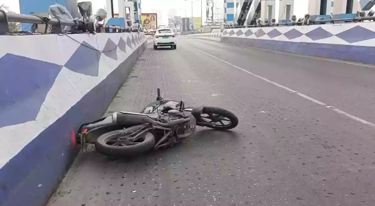 Helmetless biker skids on Maa flyover due to overspeeding, dies