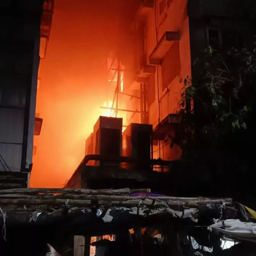 कोलकाता होटल अग्निकांड: बिना अग्नि सुरक्षा इंतज़ामों के चल रहा था छह मंजिला होटल, मालिक फरार