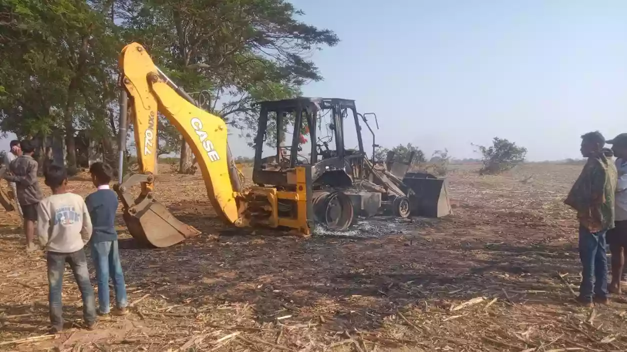 10 armed Naxalites shoot site supervisor, torch vehicles at road construction site in Jharkhand's Latehar