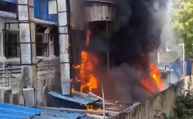 सेक्टर 5 स्थित फ्लेक्स प्रिंटिंग कारखाना में लगी विध्वंसक आग, इलाके में अफरा-तफरी मची; फिलिप्स मोड़ के पास की घटना