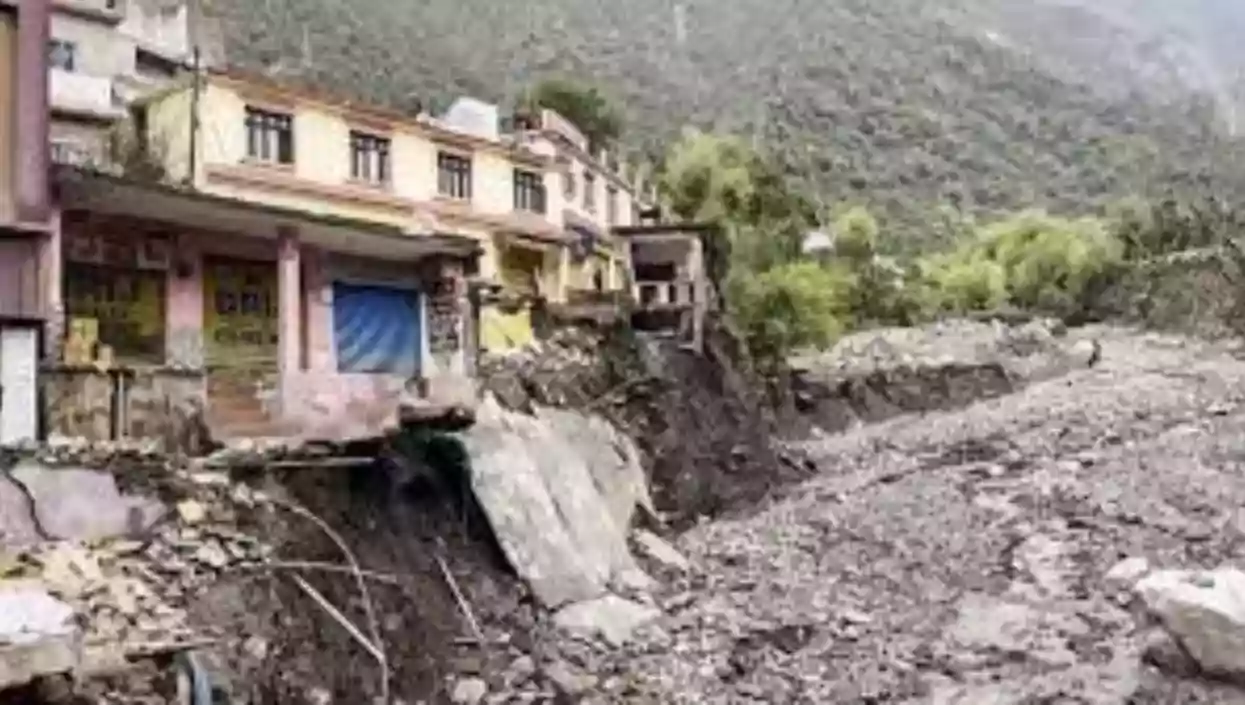 Mudslide halts traffic on Jammu-Srinagar NH-44 in Ramban; Clearance operations underway