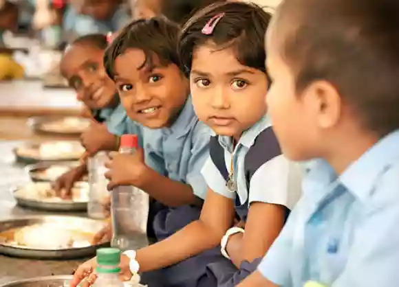 बंगाल के सरकारी स्कूलों में अब सौर ऊर्जा से बनेगा मध्याह्न भोजन