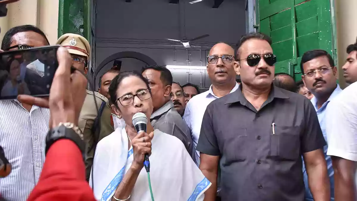 'Let centre make laws, I won't let harm to come to you': Mamata says in Suti