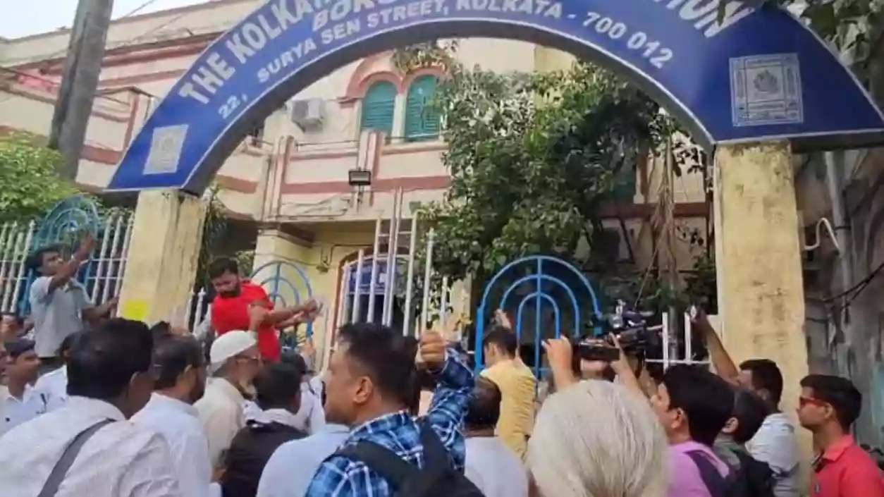 Congress gherao KMC Borough 5 office protesting Burrabazar fire, clash with cops