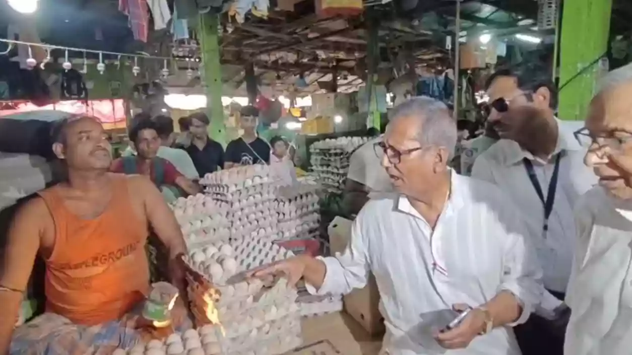 Task force raids Sealdah's Koley Market to stop black marketing, prices brought under control
