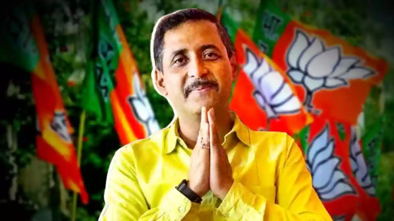 BJP leader Sajal Ghosh & supporters allegedly attack protestors at Moulali More rally against India-Pak war