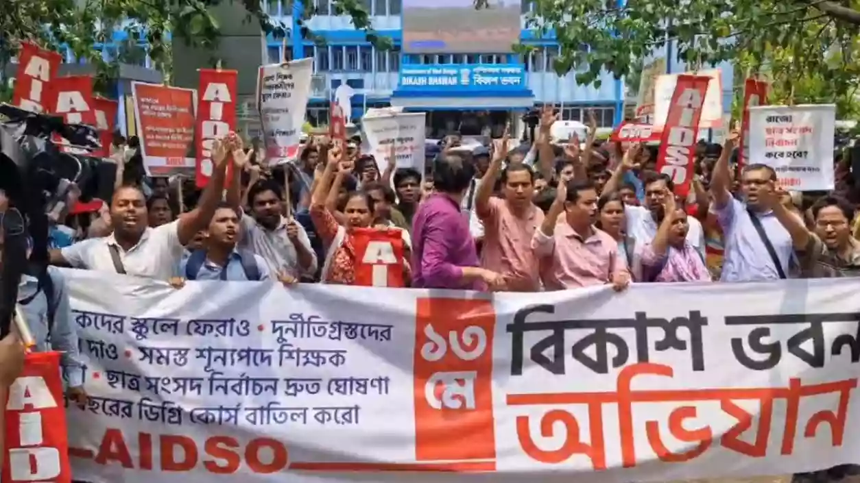 AIDSO marches from Karunamoyee to Bikash Bhavan, demanding teacher reinstatement