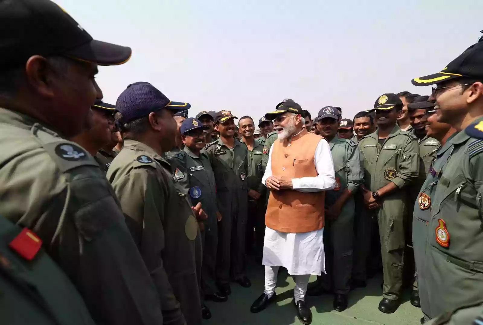 प्रधानमंत्री ने आदमपुर एयरफोर्स स्टेशन का किया दौरा, जवानों को सफल ऑपरेशन की बधाई दी