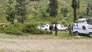 शोपियां में सुरक्षाबलों के साथ मुठभेड़, तीन आतंकवादी ढेर