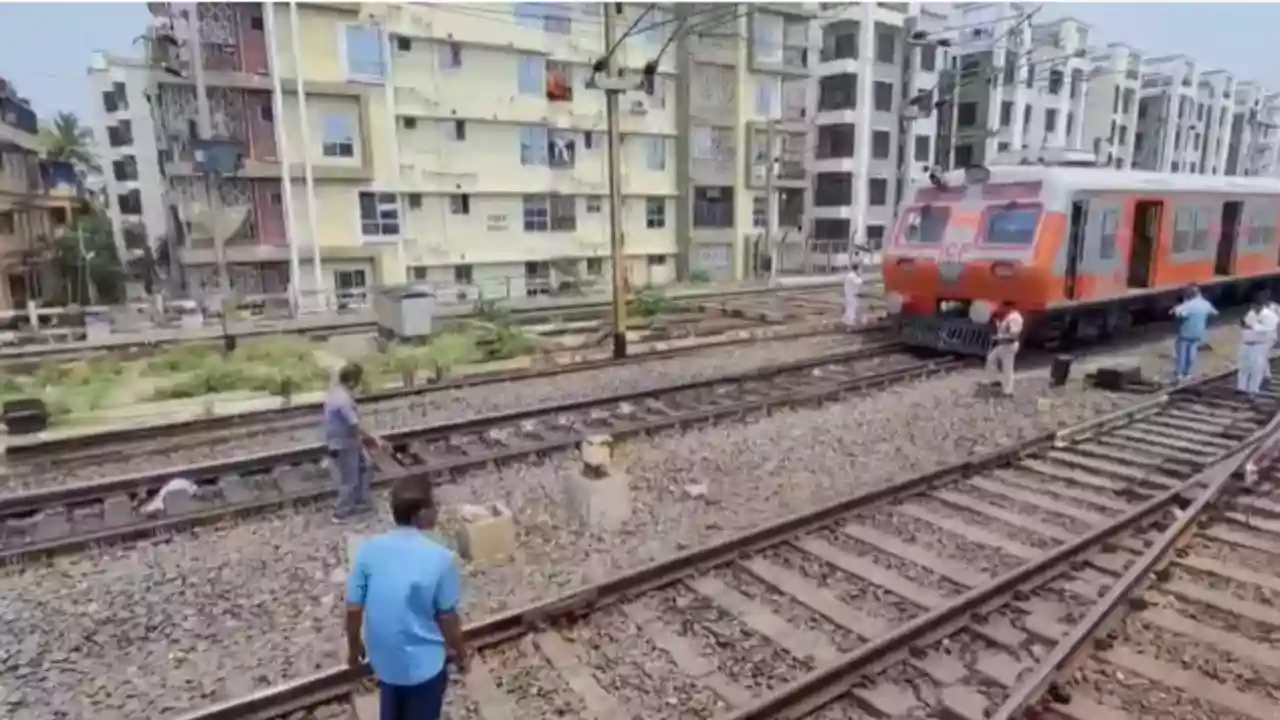 सियालदह-बनगांव लोकल ट्रेन दमदम स्टेशन पर पटरी से उतरी