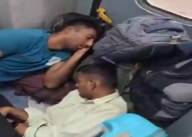 Passengers give up seats to Army jawans on NE Express, urge railways to provide for them