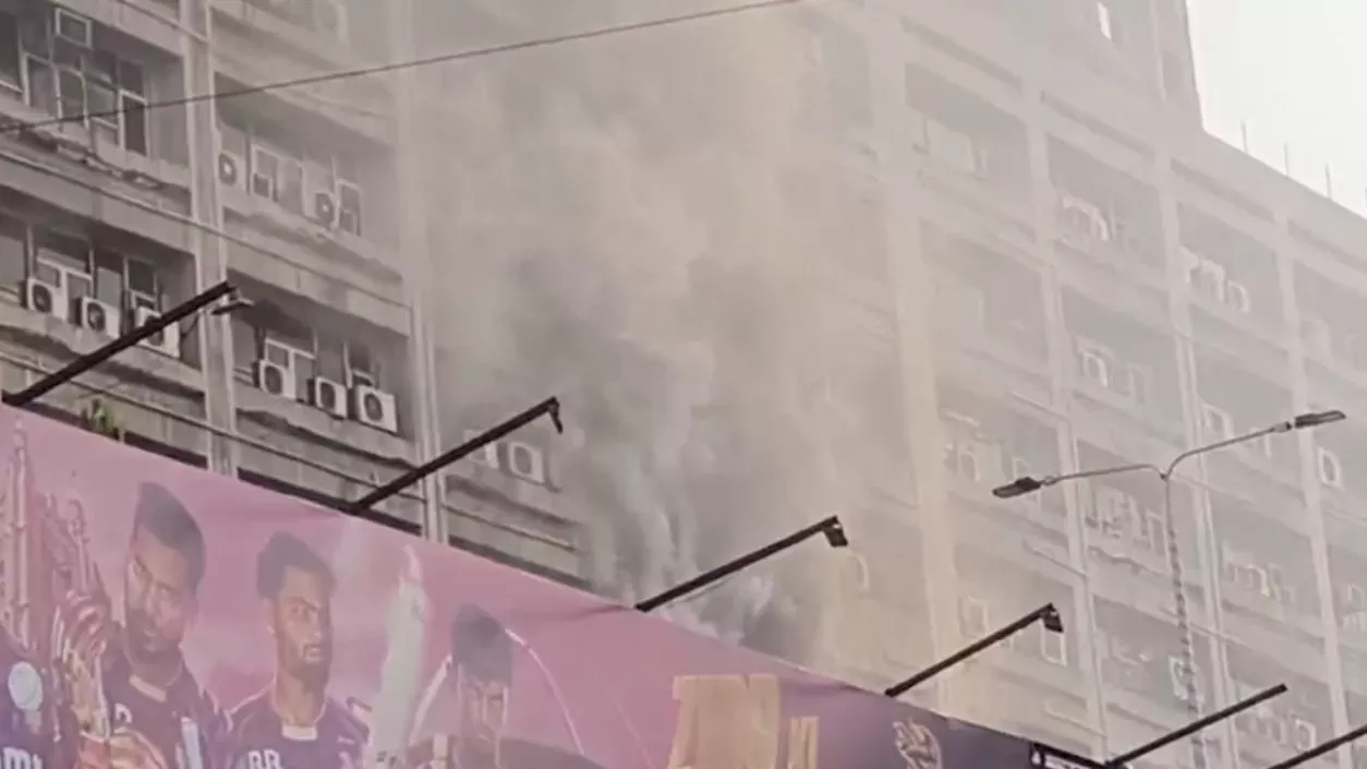 बेक बागान के निकट एक इमारत में आग लग गई