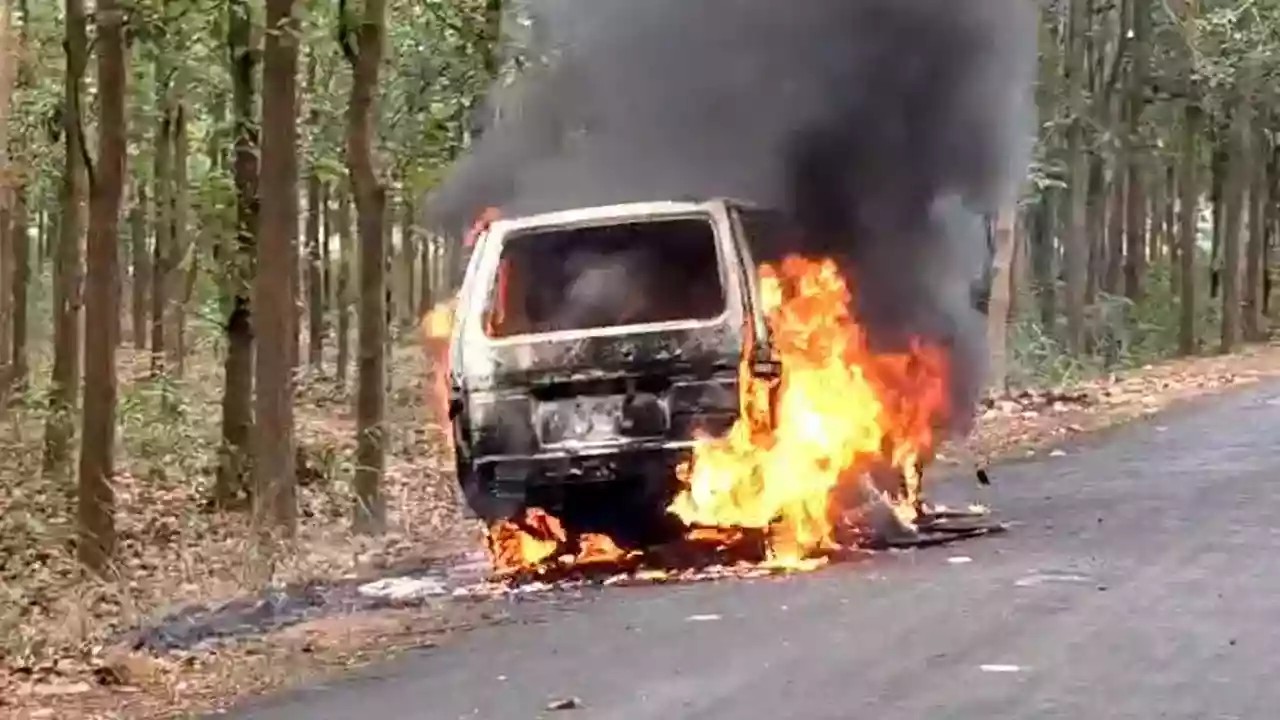 Moving car catches fire while crossing forest area in Bankura