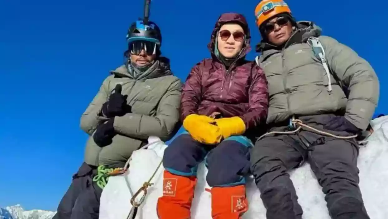 Visually impaired Indian woman summits Everest alongside Kolkata Police officer