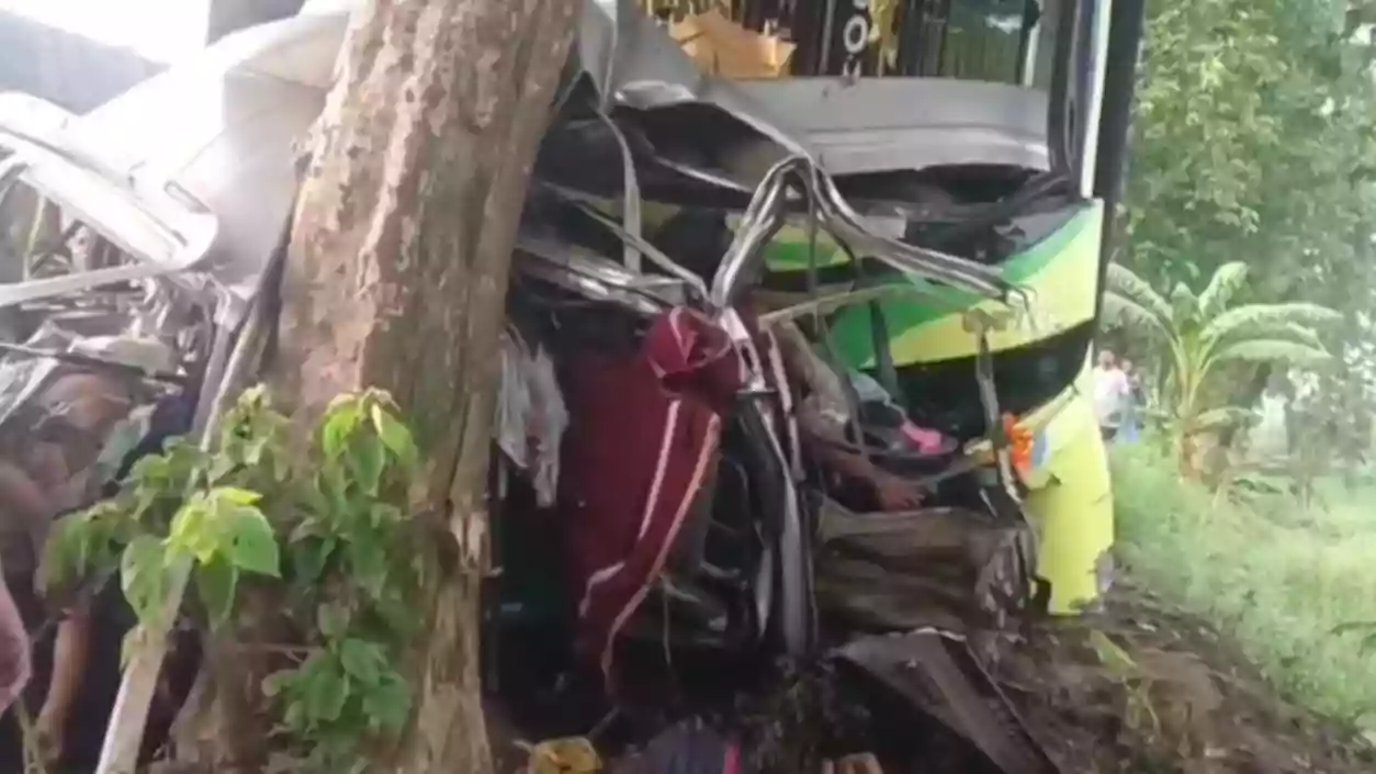 5 dead in high-speed collision between bus and Maruti van in Nadia's Karimpur Highway