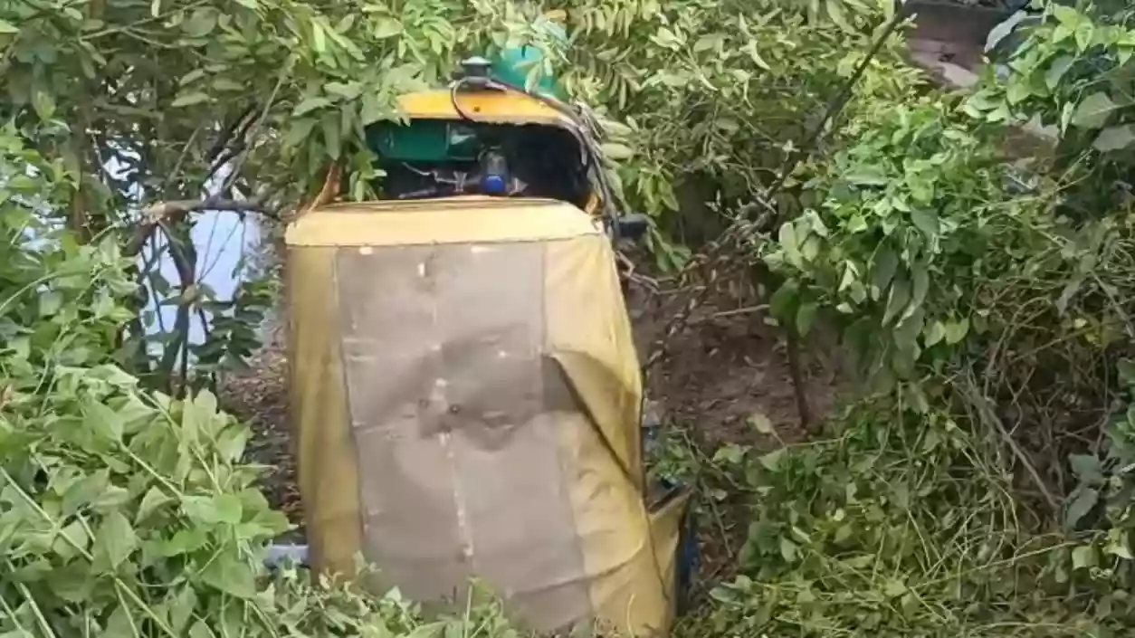 Auto and car collision in Baruipur leaves several injured; Auto overturns in orchard