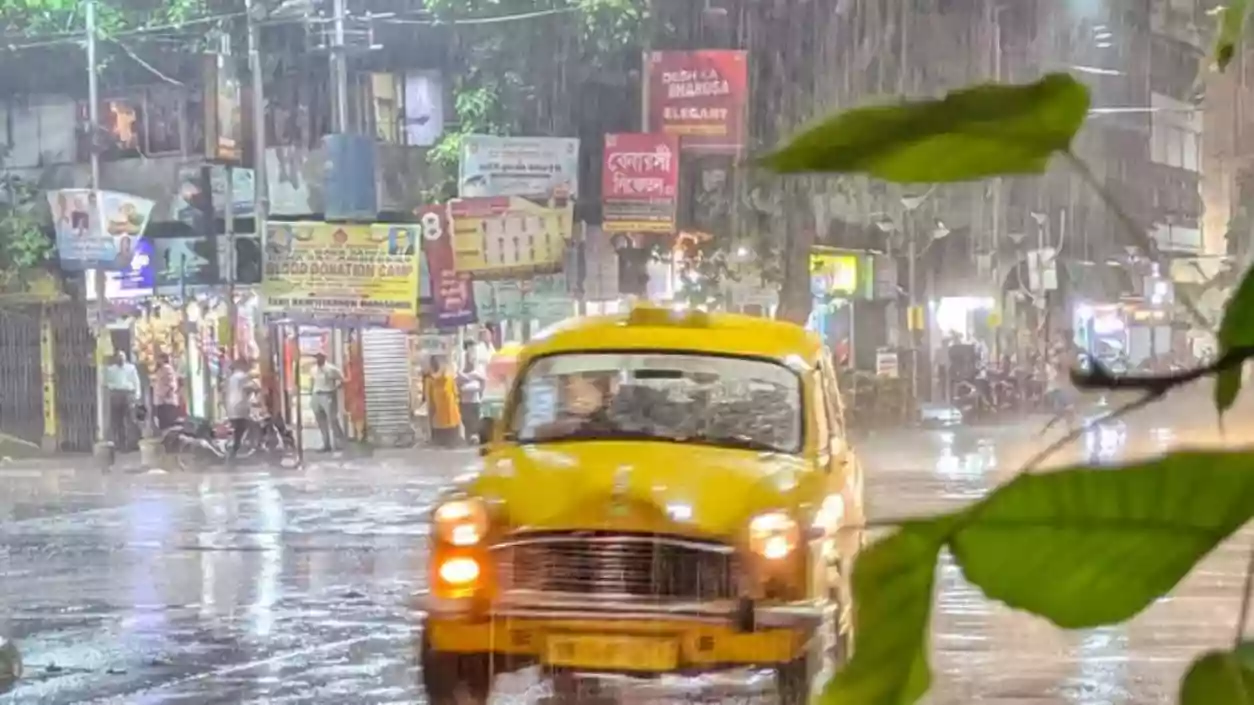 IMD issues orange alert for 6 Bengal districts; Heavy rain and winds gust up to 60 km/h