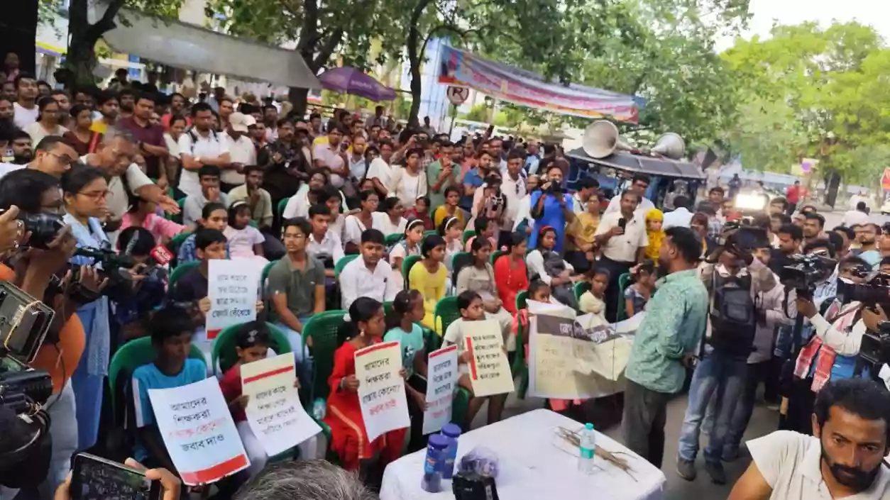 Govt cracks down on dismissed teachers’ protest; Issues show-cause notices to several ‘innocent’ teachers