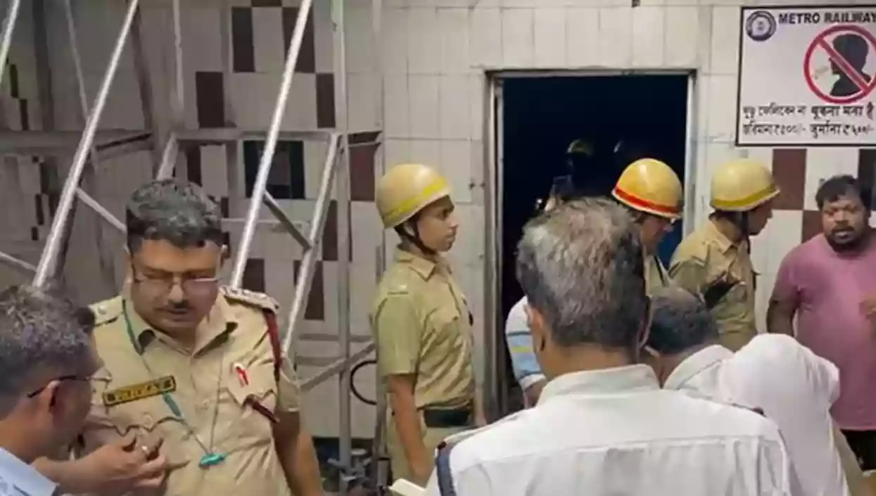 Short circuit causes smoke at Kolkata's Esplanade Metro Station