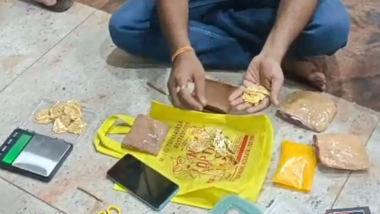 Shalimar Railway Police seize 485.79 grams gold from two Bihar men