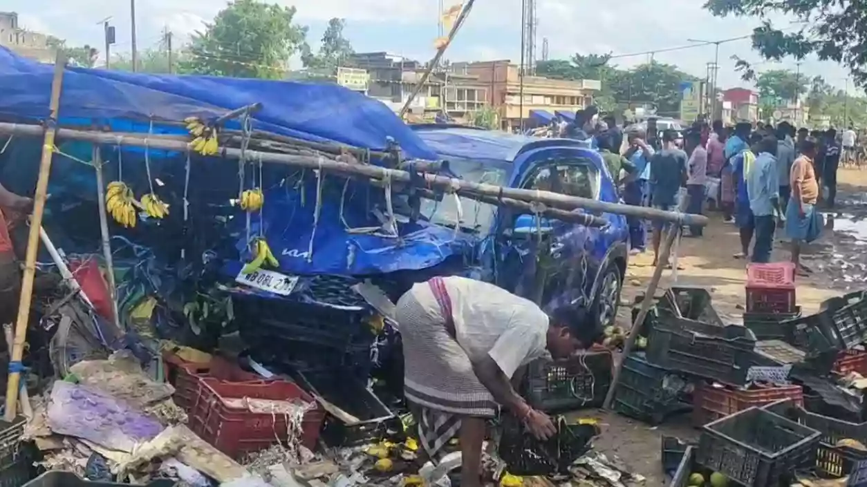 Speeding car crashes into many shops and vehicles in Medinipur, 7 injured
