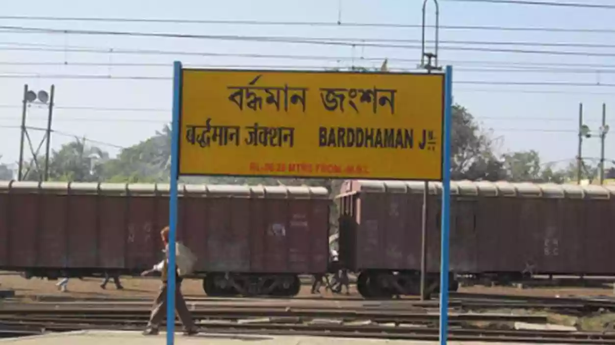 Railway staff protest in Burdwan, block rail gate over alleged police misconduct