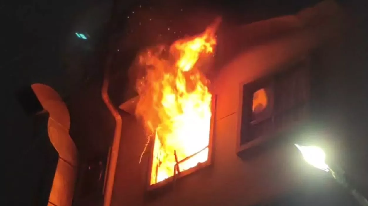 Massive fire breaks out in Sarat Bose Road hotel; Over 50 evacuated safely at midnight