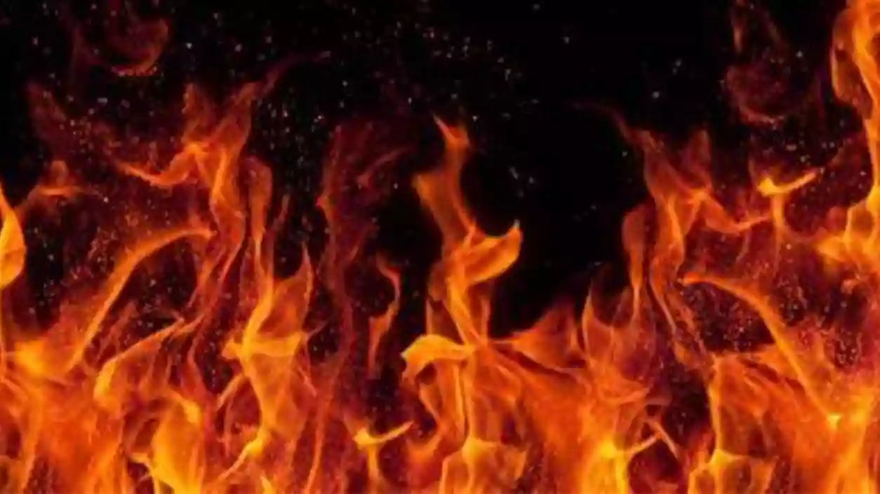Fire breaks out on first floor of Ojas Banquet in Topsia