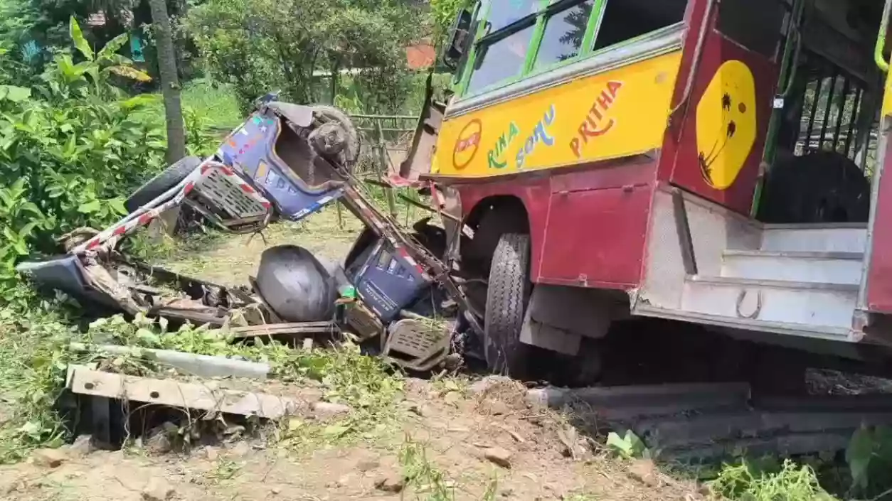 Bus crashes into toto as both lose control in Diamond Harbour; Driver severely injured, passengers safe