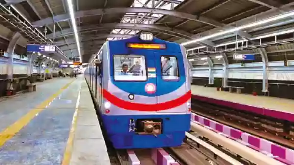 Metro commuters face delay on Joka-Majerhat line due to technical snag