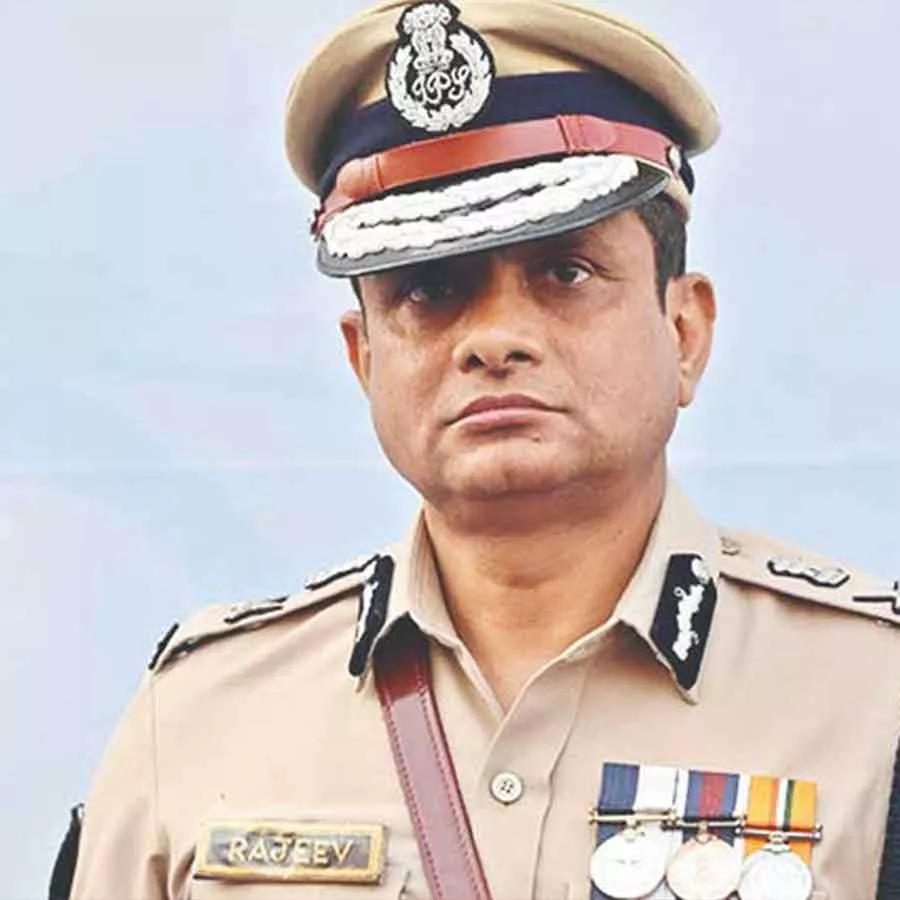 राज्य पुलिस प्रमुख राजीव कुमार को सूचना प्रौद्योगिकी विभाग के अतिरिक्त सचिव पद से हटाया गया