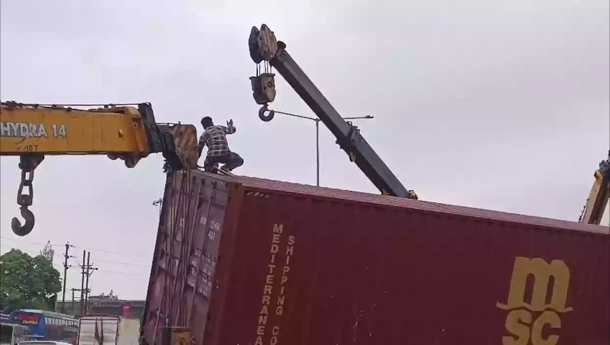 Container truck hits divider while saving a car in Howrah's Salap