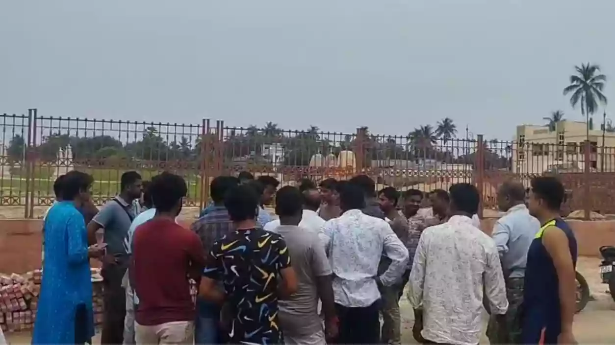 Local laborers protest outside Digha Jagannath temple against hiring of outsider workers