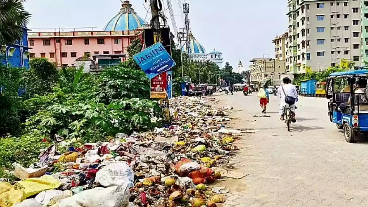 Mayapur roads choked with garbage heaps ahead of Jagannath Yatra; Locals blame Panchayat inaction
