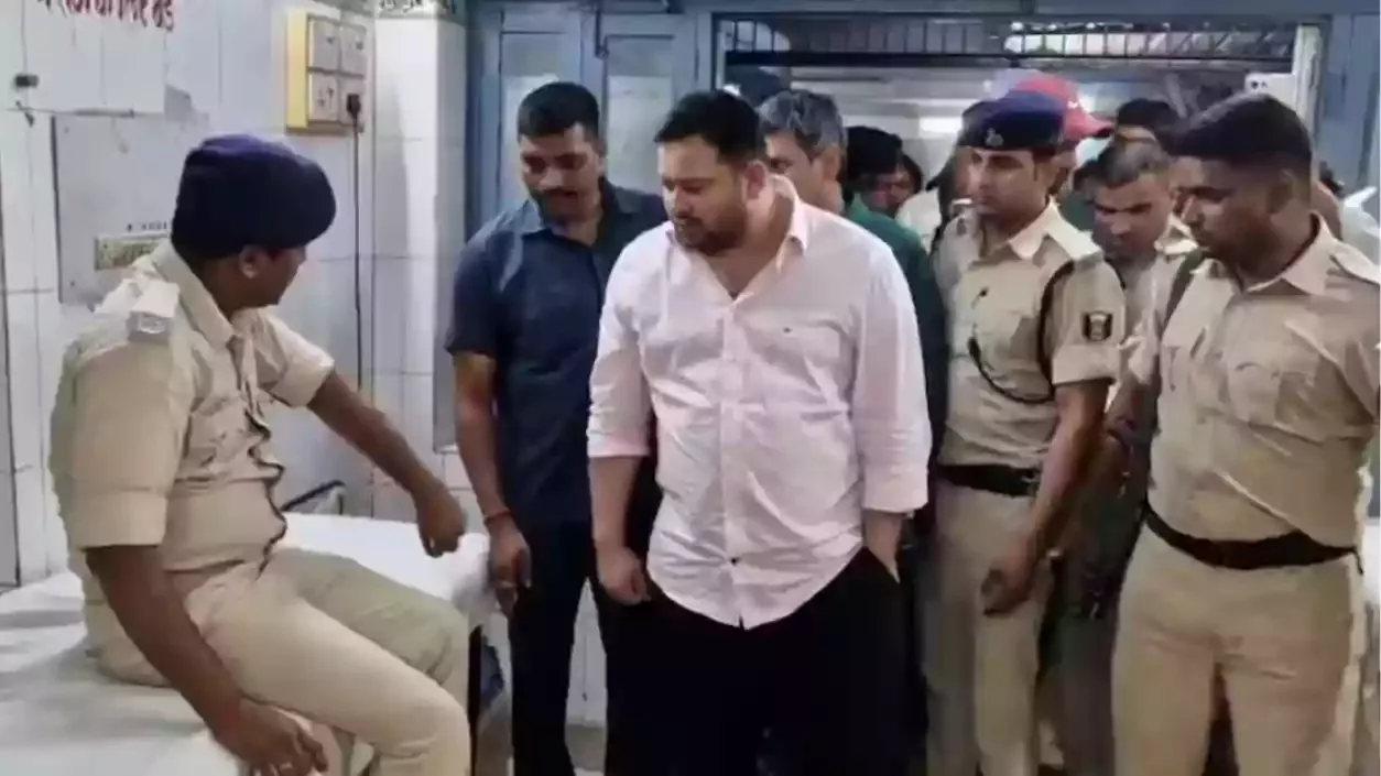 बिहार के वैशाली में तेजस्वी यादव के काफिले से टकराया ट्रक, बाल-बाल बचे नेता; 3 पुलिसकर्मी घायल
