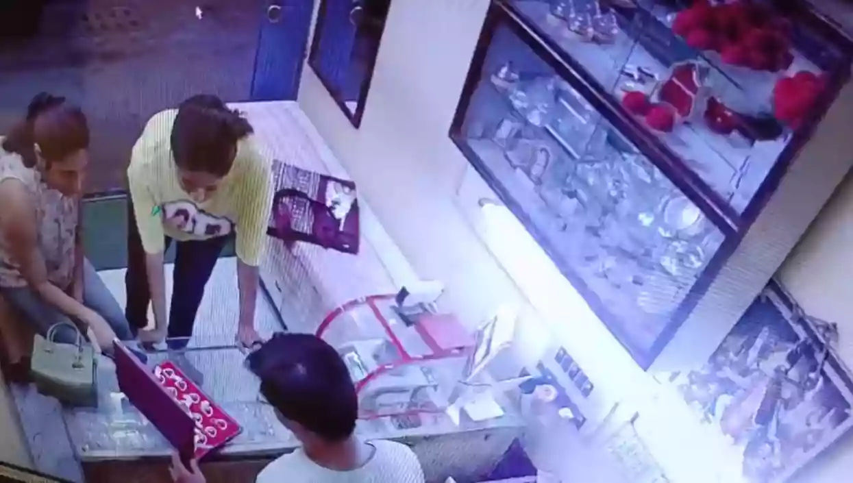 Two women caught stealing gold rings, locket from Dumdum jewellery shop