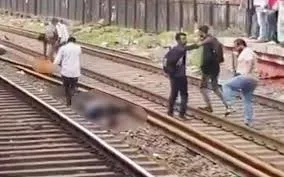 ठाणे में चलती लोकल ट्रेन से गिरकर 6 यात्रियों की मौत, सात घायल