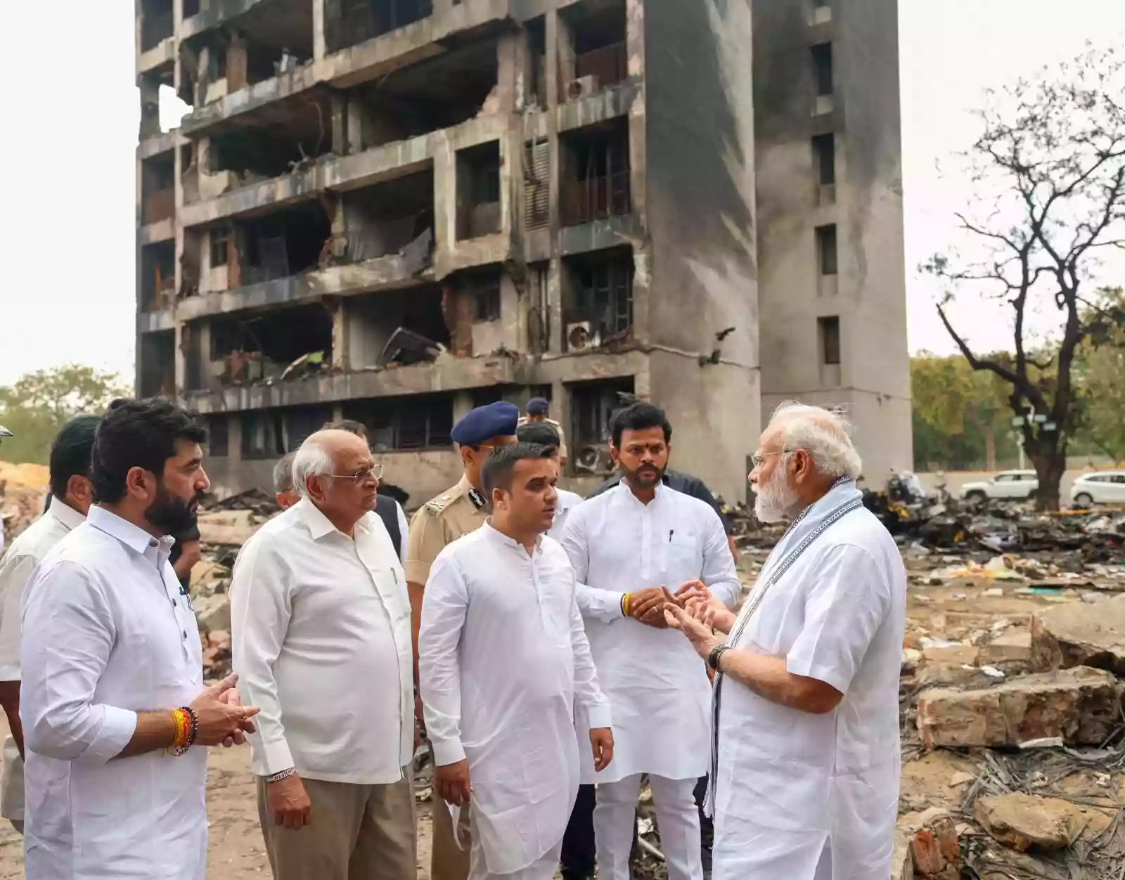प्रधानमंत्री अहमदाबाद में दुर्घटनास्थल पर पहुंचे, बोले- घटना दिल दहला देने वाली