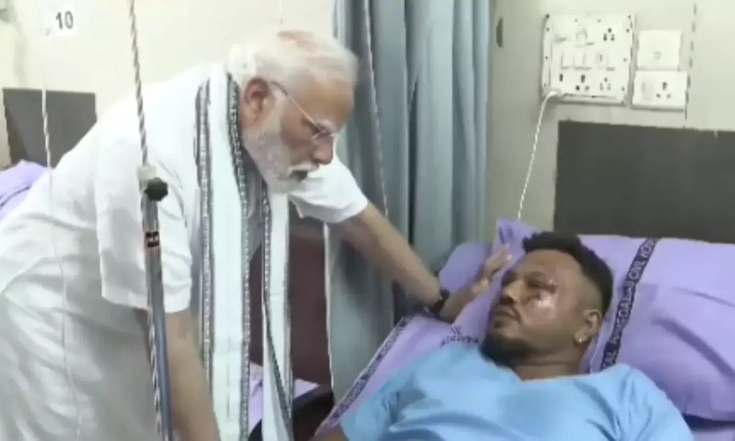 प्रधानमंत्री मोदी ने अहमदाबाद प्लेन क्रैश में जिंदा बचे एकमात्र यात्री रमेश विश्वास कुमार से की अस्पताल में मुलाकात,जाना हालचाल
