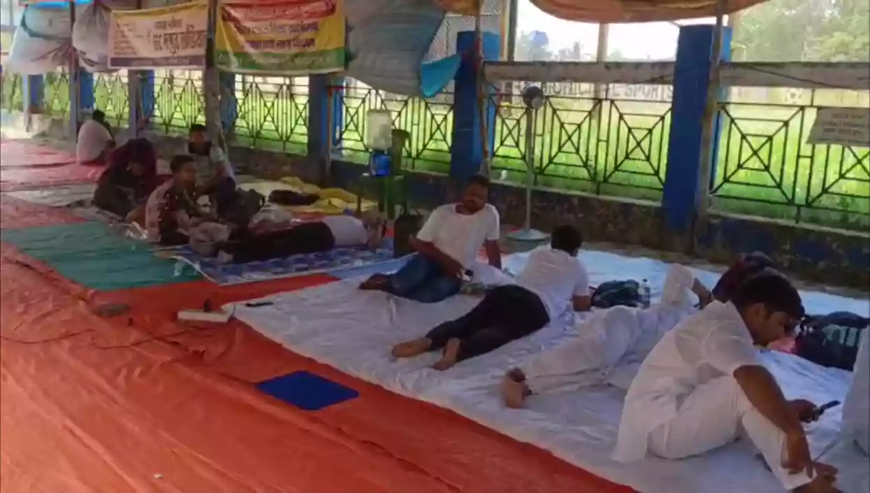 SSC candidates sit on hunger strike over pending recruitments in Bengal