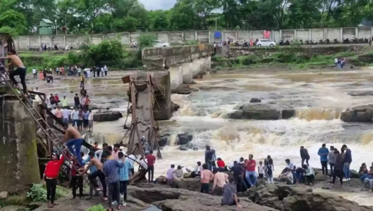 Bridge collapse at Pune sweeps away tourists; 4 dead, PM, Shah speak to Fadnavis