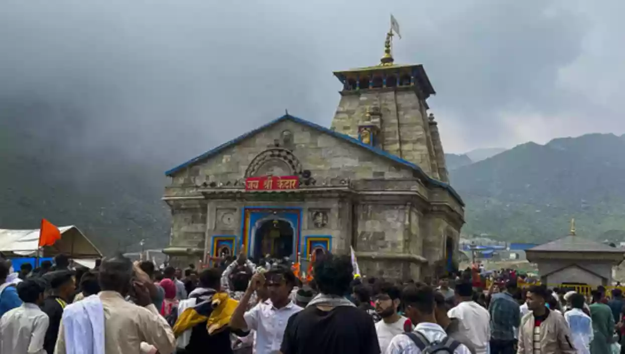 Kedarnath pilgrimage halted from Sonprayag due to landslides and chopper crash