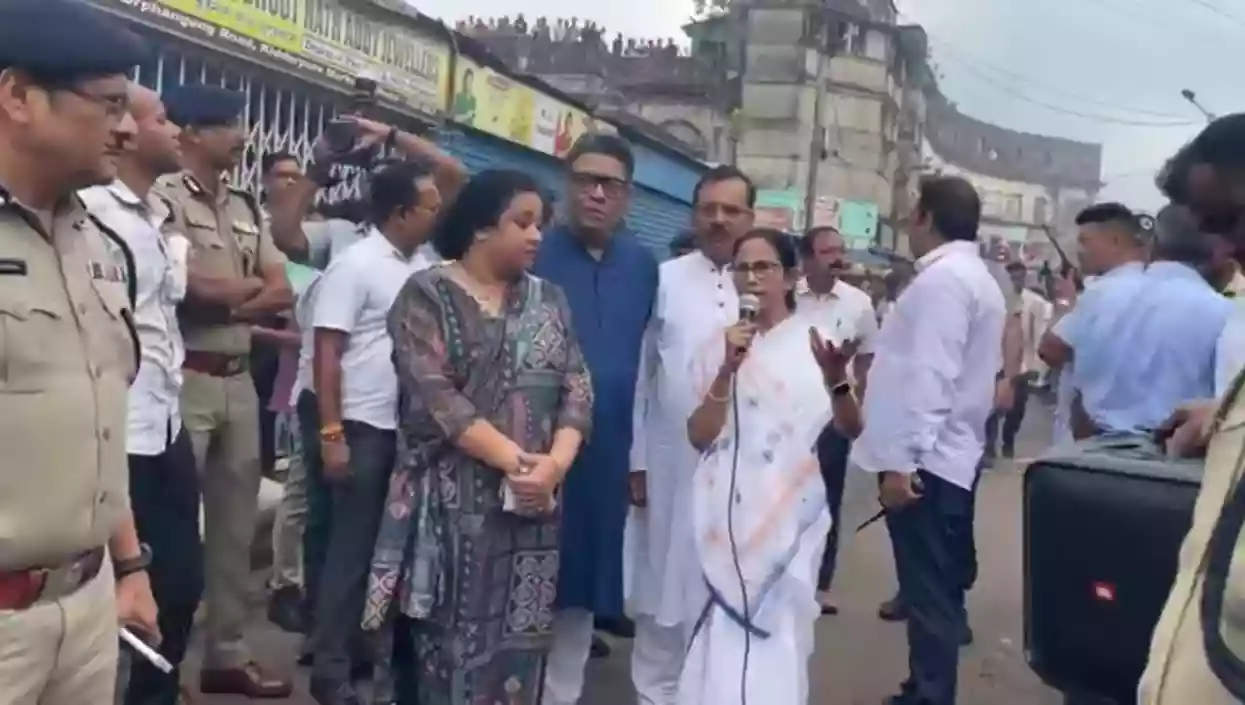 CM Mamata visits Khidirpur fire site, announces compensation and assures market rebuild