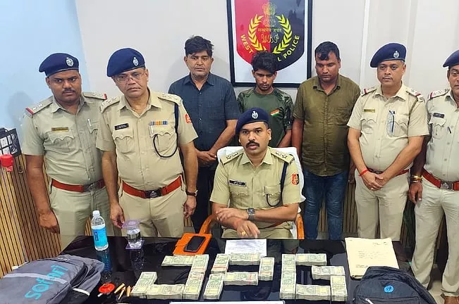 दिल्ली पुलिस की वर्दी पहनकर एटीएम लूट, जलपाईगुड़ी में गिरोह का पर्दाफाश