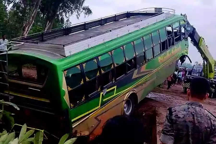 Bus drowns in Jhargram reservoir, 1 killed and 29 injured