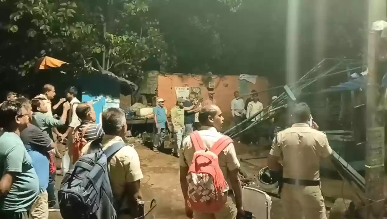 70 illegal shops demolished by Eastern Railways overnight at Belur station
